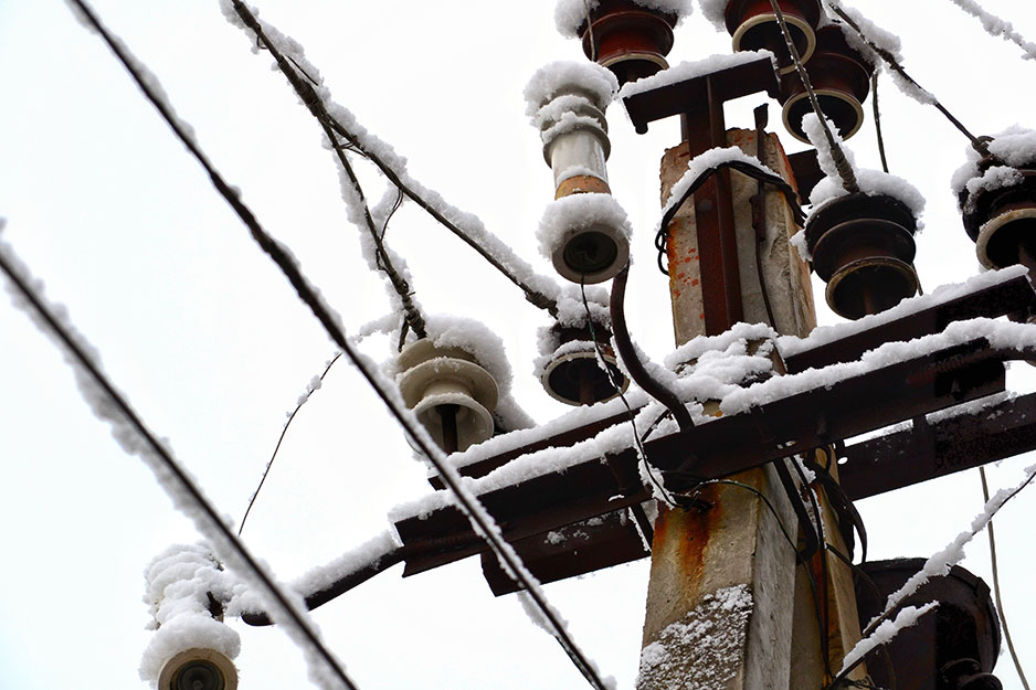 https://www.foodsafety.gov/sites/default/files/2021-05/snow-overed-high-voltage-power-line.jpg